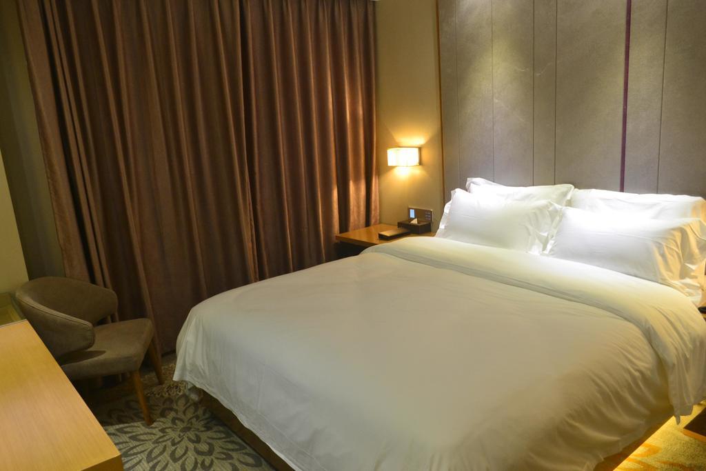 Lavande Hotel Zhuhai Gongbei Port Square Oda fotoğraf